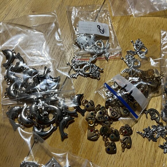 Charms and Gift Bags Lot - Over 800 Pieces - Picture 9 of 15